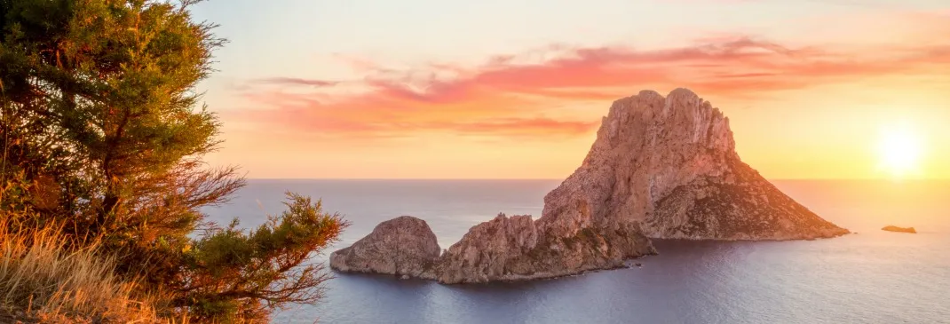Meer und Felsen vor Ibiza.